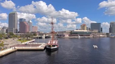 Tampa şehir merkezinde yelkenli gemi
