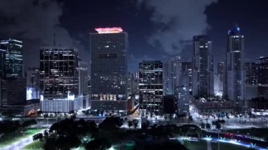 Miami şehir merkezi gece hava manzaralı - MIAMI, FLORIDA - 5 Kasım 2024