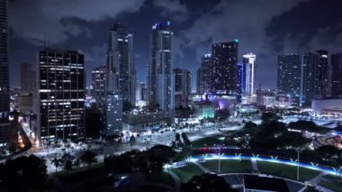 Miami şehir merkezi, ikonik gökyüzü manzaralı - MIAMI, FLORIDA - 5 Kasım 2024