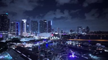 Miami şehir merkezindeki dönme dolap gece hava görüntüsü - MIAMI, FLORIDA - 5 Kasım 2024