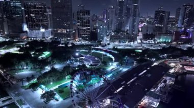 Miami şehir merkezindeki Bayfront Park 'ta gece hava görüntüsü - MIAMI, FLORIDA - 5 Kasım 2024