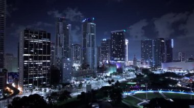 Miami şehir merkezi gece hava manzaralı silueti - İHA fotoğrafçılığı