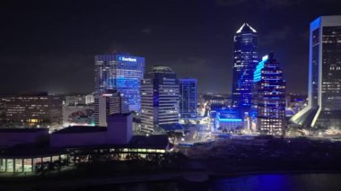 Jacksonville Florida 'daki banka binaları gece hava görüntüsüne göre ufuk çizgisi - JACKSONVILLE, ABD - 30 Ekim 2024