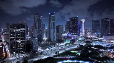 Miami şehir merkezindeki Bayfront Parkı 'nda gece hava görüntüsü - İHA fotoğrafçılığı