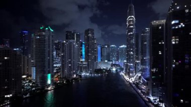 Miami Nehri gece şehir merkezinde ikonik gökdelenler hava manzaralı - MIAMI, FLORIDA - 5 Kasım 2024