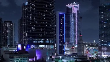 Miami şehir merkezi gece hava manzaralı silueti - İHA fotoğrafçılığı