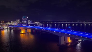 Jacksonville Florida 'daki Acosta Köprüsü gece hava görüntüsü - JACKSONVILLE, ABD - 30 Ekim 2024