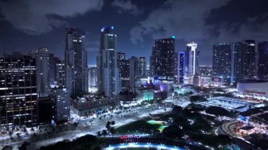 Miami 'nin şehir merkezindeki gökdelenler gece hava görüntüsü - MIAMI, FLORIDA - 5 Kasım 2024