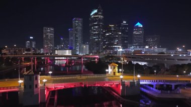 Renkli Tampa Florida şehir merkezi gökyüzü gece görüş alanında - TAMPA, FLORIDA - 1 Kasım 2024