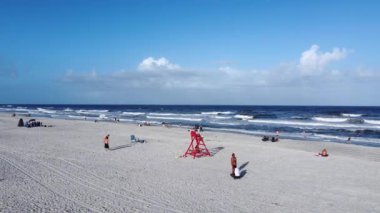 Jacksonville Beach Florida 'da Güneşin ve Dalgaların Zevk Aldığı Canlı Sahil Sahnesi - Hava Fotoğrafçılığı - JACKSONVILLE BEACH, ABD - 30 Ekim 2024