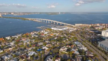 Florida 'daki Belle Vista' da Saint Petersburg Keys ve körfezleri - hava görüntüsü - insansız hava aracı fotoğrafçılığı