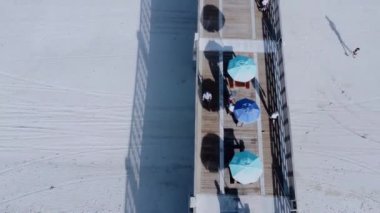 Jax Beach Jacksonville Plajı 'ndaki tahta iskele - Hava fotoğrafçılığı - JACKSONVILLE BEACH, ABD - 30 Ekim 2024