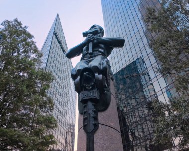 Charlotte NC 'deki Independence Meydanı' ndaki heykel - CHARLOTTE, Kuzey CAROLINA - 27 Ekim 2024