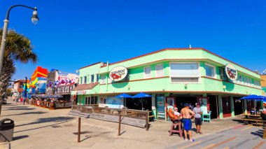 Myrtle Beach SC 'nin sahil yolunda restoran ve dükkanlar - MYRTLE BEACH, GÜNEY CAROLINA - 28 Ekim 2024