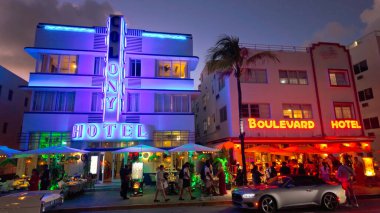 Miami Beach Florida 'da geceleyin Ocean Drive South Beach - MIAMI, FLORIDA - 5 Kasım 2024