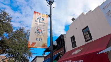 Savannah Georgia 'nın tarihi ilçesindeki şehir pazarı - SAVANNAH, GEORGIA - 29 Ekim 2024