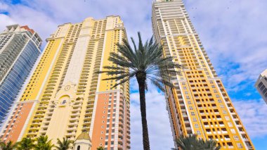 Miami Beach Florida 'daki ikonik yüksek binalar ve lüks daireler - MIAMI, FLORIDA - 5 Kasım 2024