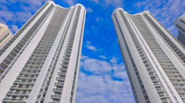 Miami Beach Florida 'daki ikonik yüksek binalar ve lüks daireler - MIAMI, FLORIDA - 5 Kasım 2024