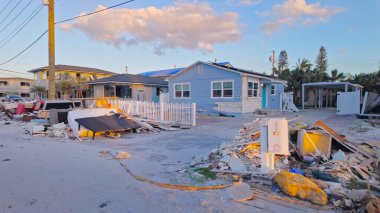 Florida 'daki bir kasırgadan sonra meydana gelen fırtına hasarı - SAINT PETERSBURG, ABD - Kasım 12024