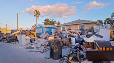 Florida 'daki bir kasırgadan sonra meydana gelen fırtına hasarı - SAINT PETERSBURG, ABD - Kasım 12024
