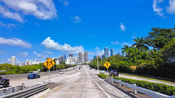 Rickenbacker Geçidi 'nden Miami' ye doğru sür - MIAMI, FLORIDA - 5 Kasım 2024