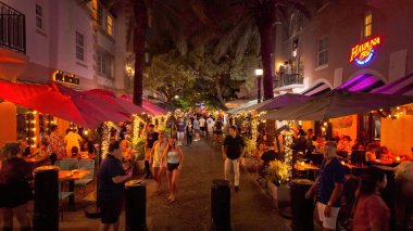 Miami Beach 'te Espanola Yolu geceleri çok popüler - MIAMI, FLORIDA - 5 Kasım 2024