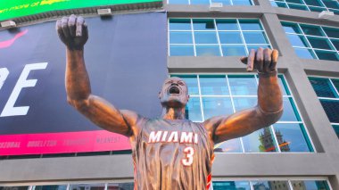 Miami Florida 'daki Kaseya Center' da bulunan Dwyane Wade heykeli - MIAMI, FLORIDA - 5 Kasım 2024