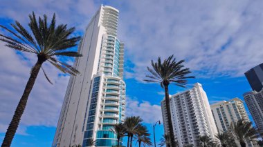 Miami Beach Florida 'daki ikonik yüksek binalar ve lüks daireler - MIAMI, FLORIDA - 5 Kasım 2024