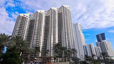 Miami Beach Florida 'daki ikonik yüksek binalar ve lüks daireler - MIAMI, FLORIDA - 5 Kasım 2024