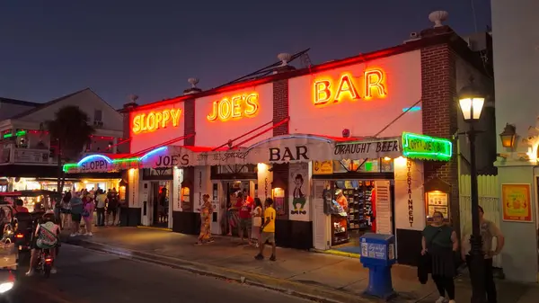 Key West Florida 'daki Duval Caddesi' ndeki Sloppy Joes Bar - Key West, FLORIDA - 4 Kasım 2024