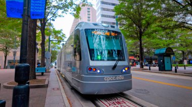 Charlotte NC Toplu Taşımacılık Tramvayı - CHARLOTTE, Kuzey CAROLINA - 27 Ekim 2024