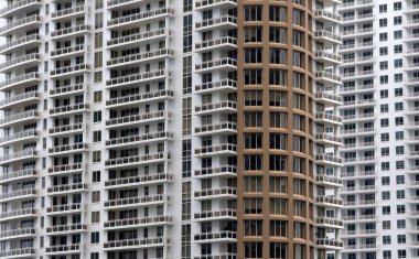 MIAMI, ABD - 5 Kasım 2024 Modern yüksek katlı apartman cephesi