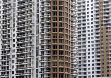 MIAMI, ABD - 5 Kasım 2024 Modern yüksek katlı apartman cephesi