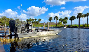 Florida 'nın bataklık ve sulak alanlarında bataklık teknesi -ORLANDO, FLORIDA - 30 Ekim 2024