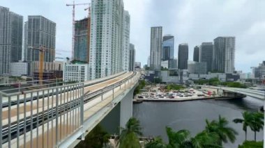 Miami şehir merkezindeki metro taşımacılığı - MIAMI, FLORIDA - 3 Kasım 2024