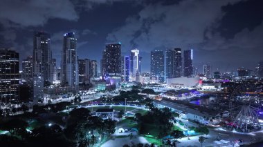 Miami şehir merkezi gece hava görüntüsü - İHA fotoğrafçılığı - MIAMI, ABD - 5 Kasım 2024