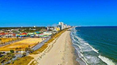 Yakınlarda çarpıcı bir plaj manzarası var. - MYRTLE PİLİ, ABD - 27 Ekim 2024