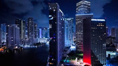 Miami şehir merkezi, Miami Nehri 'nin gece hava manzaralı silueti - MIAMI, ABD - 5 Kasım 2024