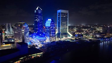 Jacksonville Florida Şehir Merkezi gece hava manzaralı gökyüzü - JACKSONVILLE, ABD - 30 Ekim 2024