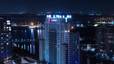 Tampa Florida 'daki Marriot Oteli gece görüşü - TAMPA, ABD - 1 Kasım 2024