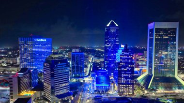 Jacksonville Florida üzerinden gece hava görüntüsü ile uçuş - JACKSONVILLE, ABD - 30 Ekim 2024
