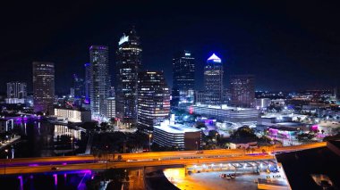 Tampa Florida şehir merkezi gökyüzü gece görüşü - TAMPA, ABD - 1 Kasım 2024