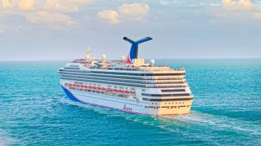 Miami 'den ayrılan devasa yolcu gemisi, okyanustaki lüks ve macerayı simgeler. -MIAMI, ABD - 1 Kasım 2024