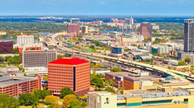 Orlando şehir merkezindeki işlek otoyollar - ORLANDO, ABD - 29 Ekim 2024