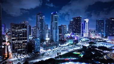 Miami şehir merkezi, Bayfront Park 'ta gece hava görüntüsü - MIAMI, ABD - 5 Kasım 2024