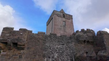 Donegal İrlanda 'daki Doe Kalesi temiz mavi gökyüzünün altında duran tarihi bir kale kulesinin nefes kesici manzarası.