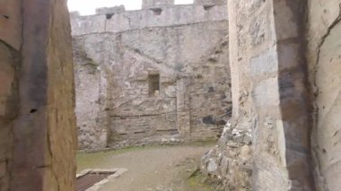 Donegal İrlanda 'daki Doe Kalesi temiz mavi gökyüzünün altında duran tarihi bir kale kulesinin nefes kesici manzarası.