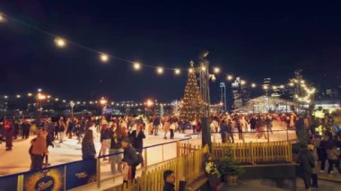 Festivalin ışıkları ve dekorasyonları arasında buz pateninin tadını çıkarın. - LONDRA, BİRLİK KINGDOM - 23 ARALIK 2024