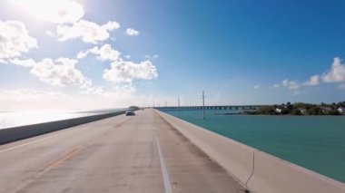 Florida Keys 'deki Yedi Mil Köprüsü' nde POV sürücüsü - seyahat fotoğrafçılığı