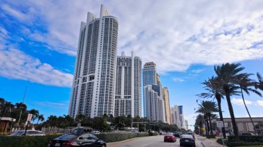 Miami Beach Florida 'daki ikonik yüksek binalar ve lüks daireler - MIAMI, FLORIDA - 5 Kasım 2024